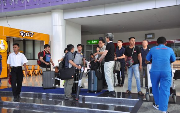 TREPSEA Hosts gave a warm greeting to the guests at the Jalaluddin Airport